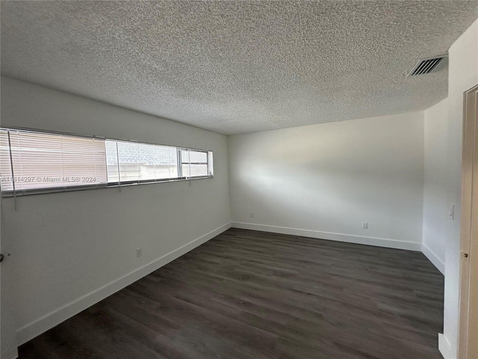 For Sale: $205,000 (2 beds, 1 baths, 1020 Square Feet)