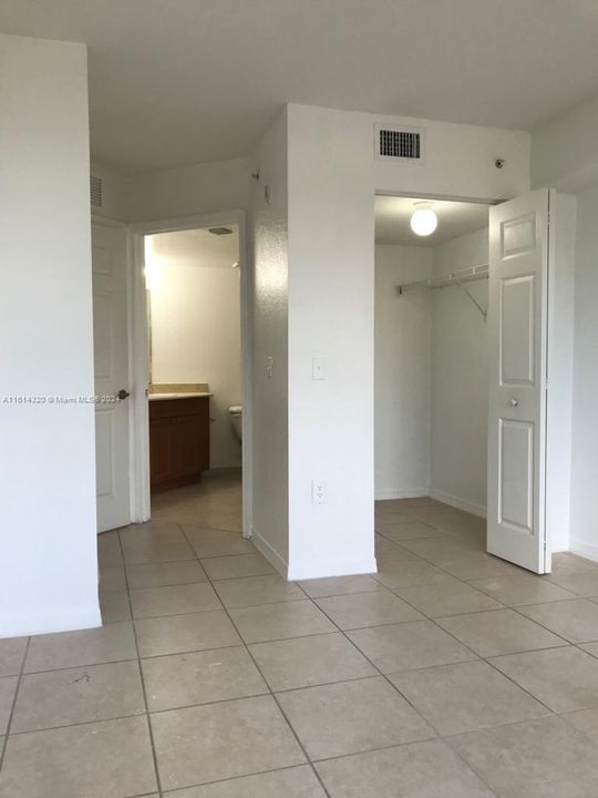 For Rent: $3,200 (3 beds, 2 baths, 1079 Square Feet)