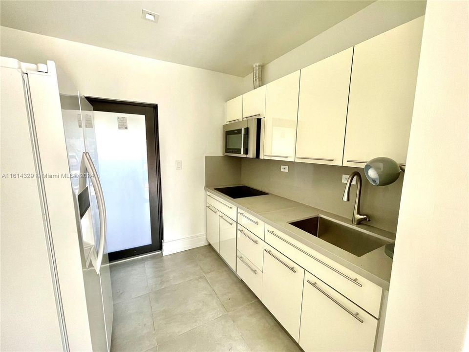 For Rent: $2,000 (1 beds, 1 baths, 820 Square Feet)