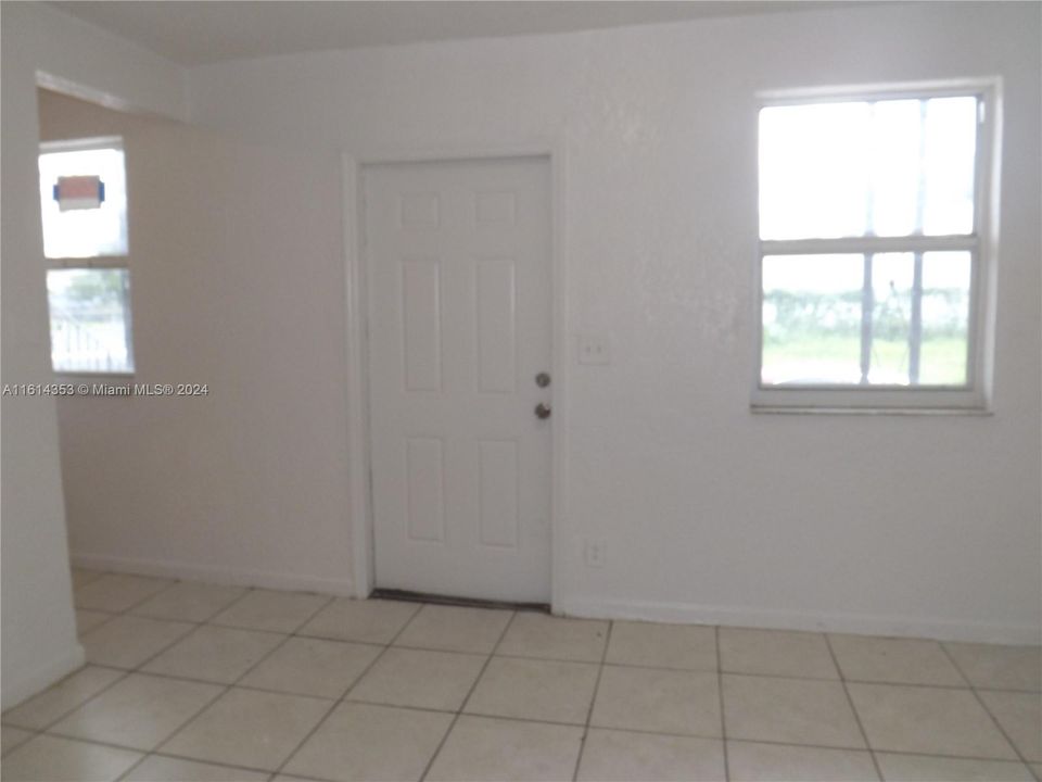 For Rent: $1,650 (1 beds, 1 baths, 2322 Square Feet)