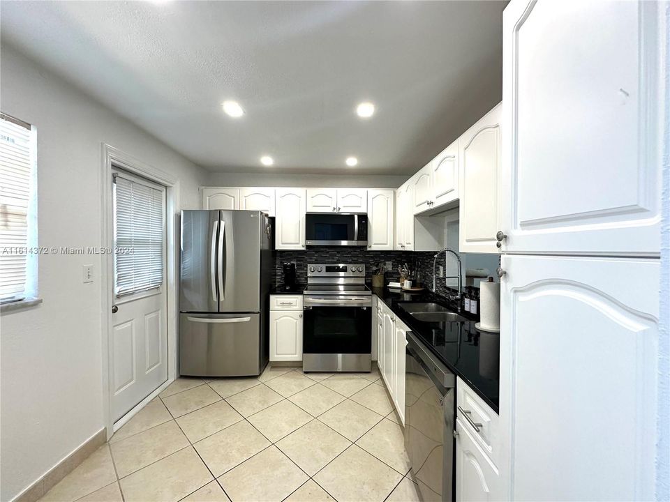 For Sale: $285,000 (2 beds, 2 baths, 1092 Square Feet)