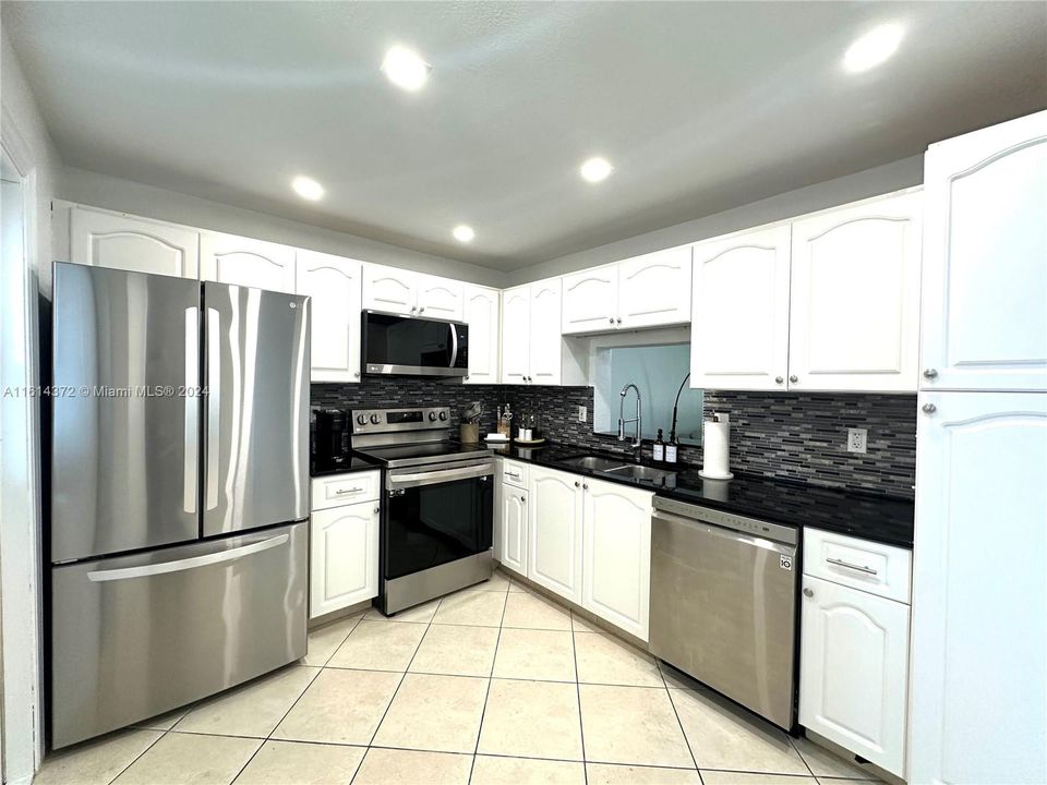 For Sale: $285,000 (2 beds, 2 baths, 1092 Square Feet)