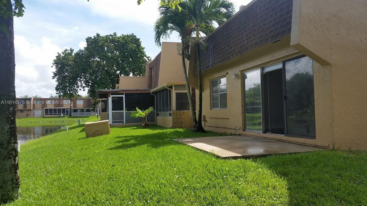 For Sale: $239,900 (2 beds, 2 baths, 970 Square Feet)