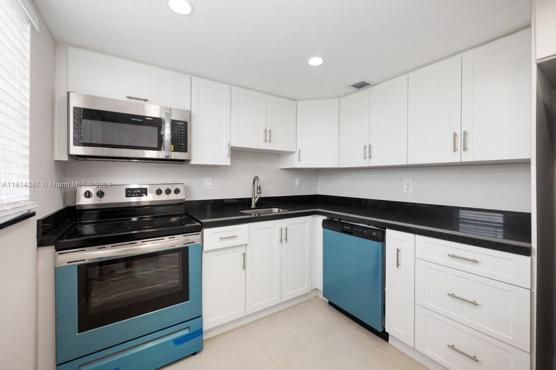 For Sale: $299,000 (2 beds, 1 baths, 1087 Square Feet)