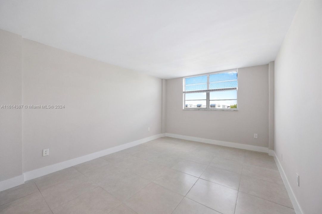 For Sale: $299,000 (2 beds, 1 baths, 1087 Square Feet)