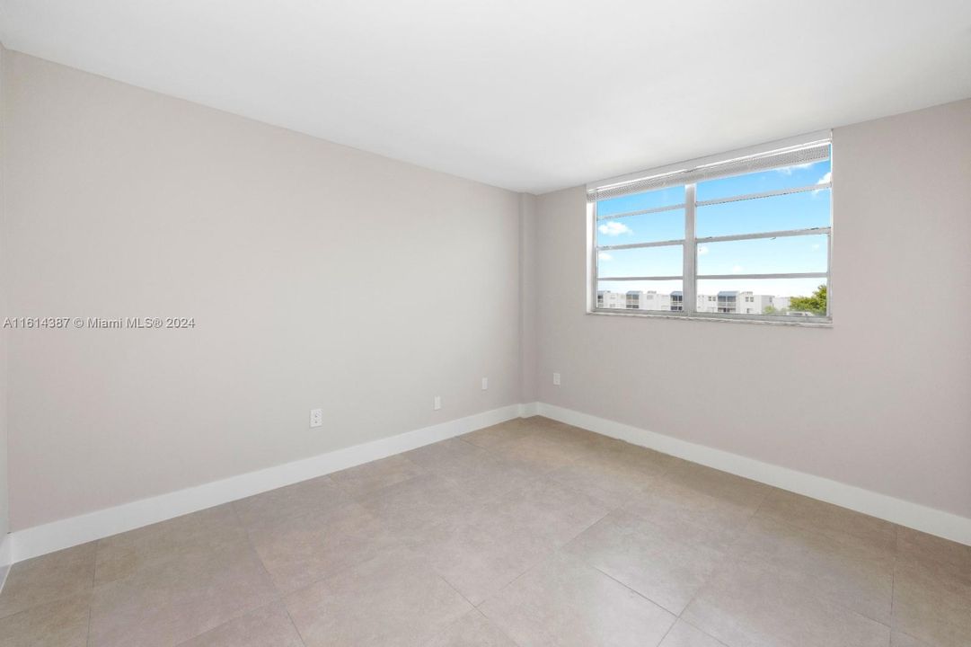 For Sale: $299,000 (2 beds, 1 baths, 1087 Square Feet)