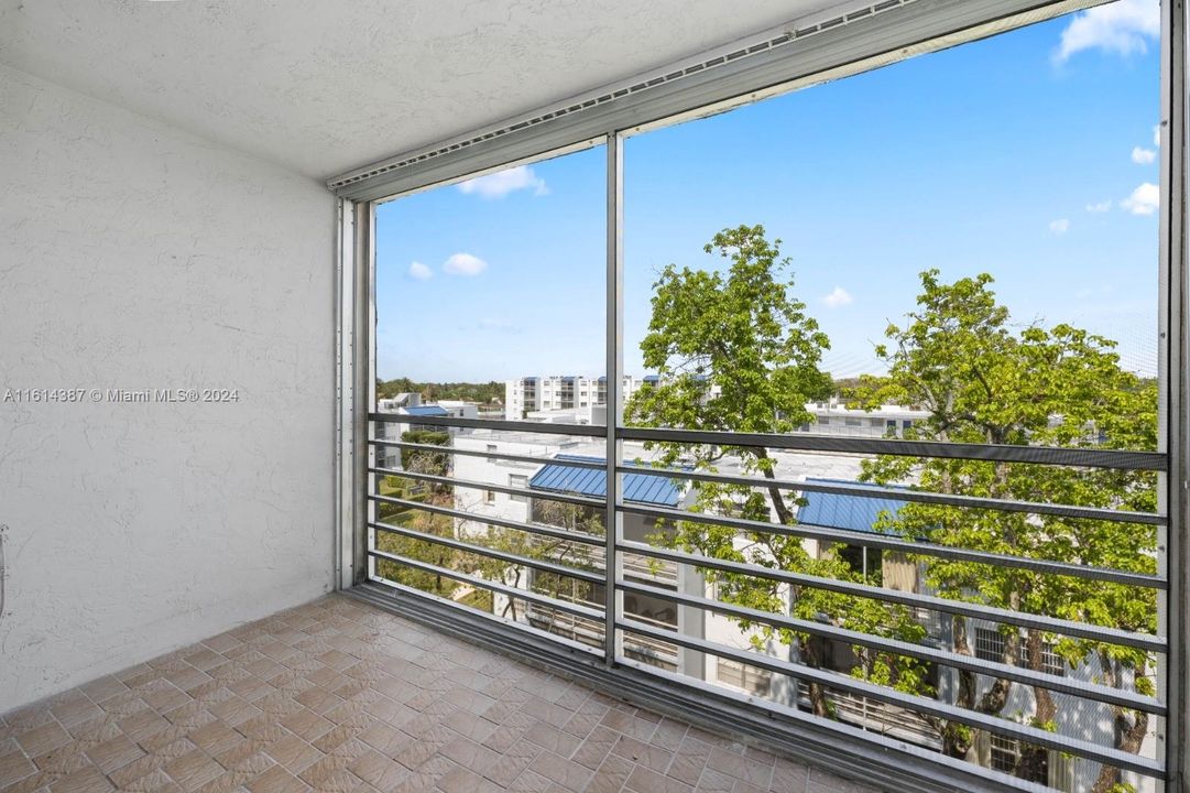 For Sale: $299,000 (2 beds, 1 baths, 1087 Square Feet)