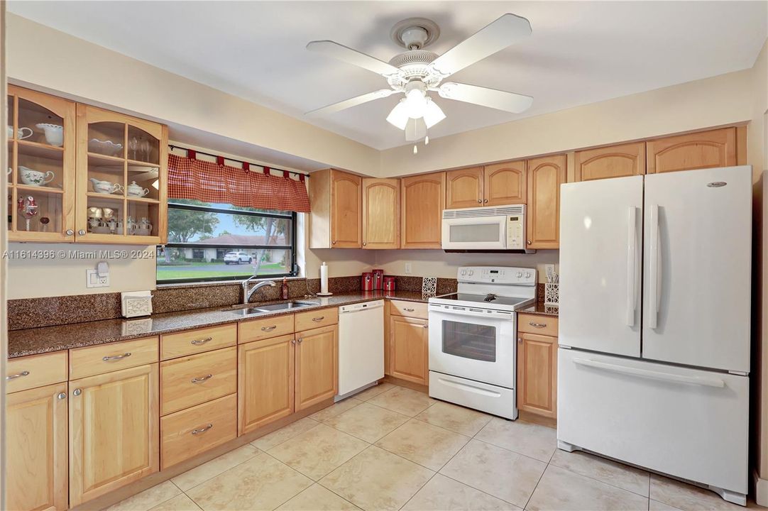 For Sale: $299,000 (2 beds, 2 baths, 1400 Square Feet)