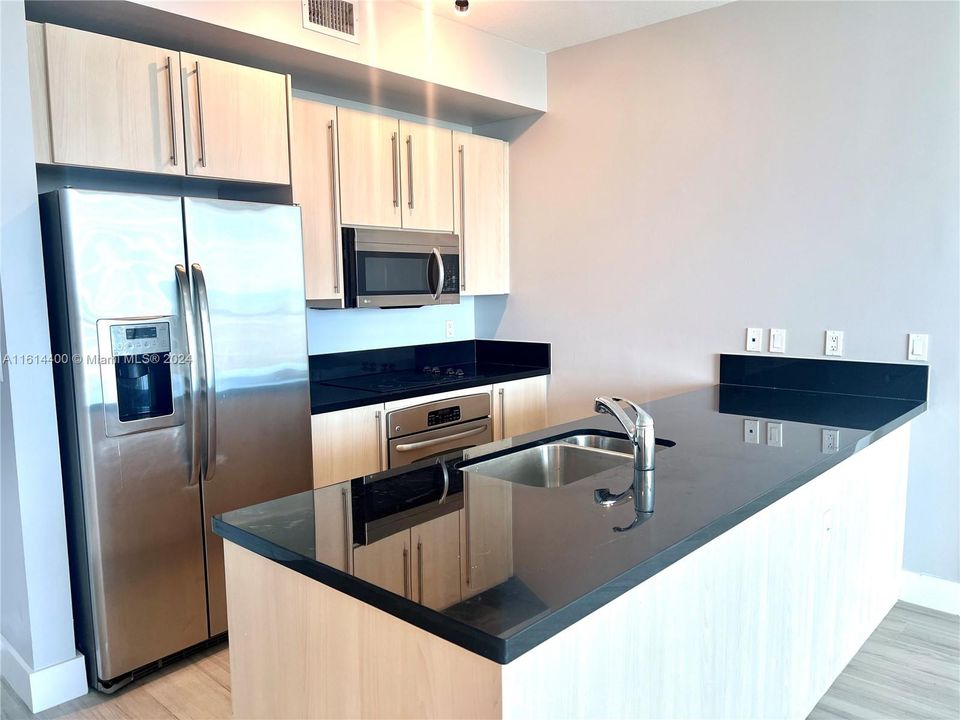 For Sale: $700,000 (2 beds, 2 baths, 1013 Square Feet)