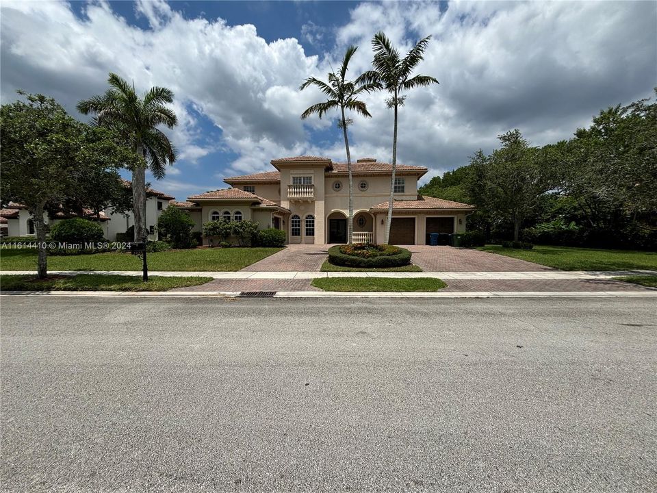 Recently Sold: $2,999,000 (5 beds, 5 baths, 5798 Square Feet)