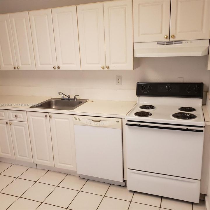 For Rent: $1,950 (2 beds, 2 baths, 750 Square Feet)