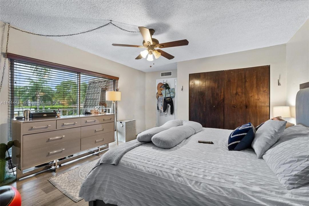 For Sale: $359,900 (2 beds, 2 baths, 1208 Square Feet)