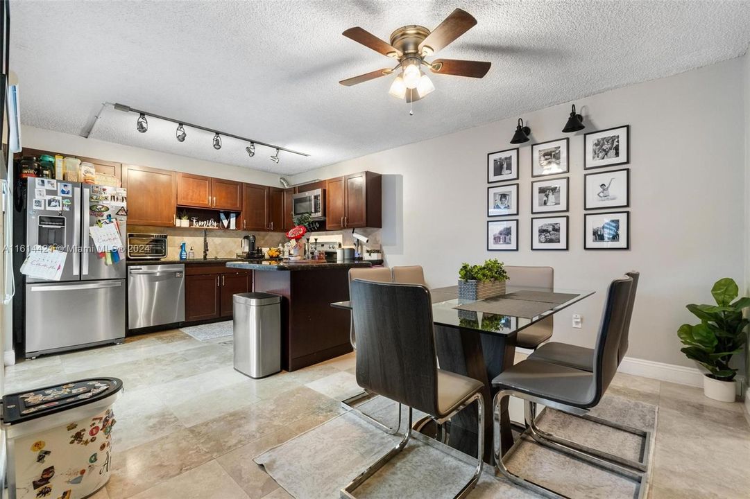 For Sale: $359,900 (2 beds, 2 baths, 1208 Square Feet)