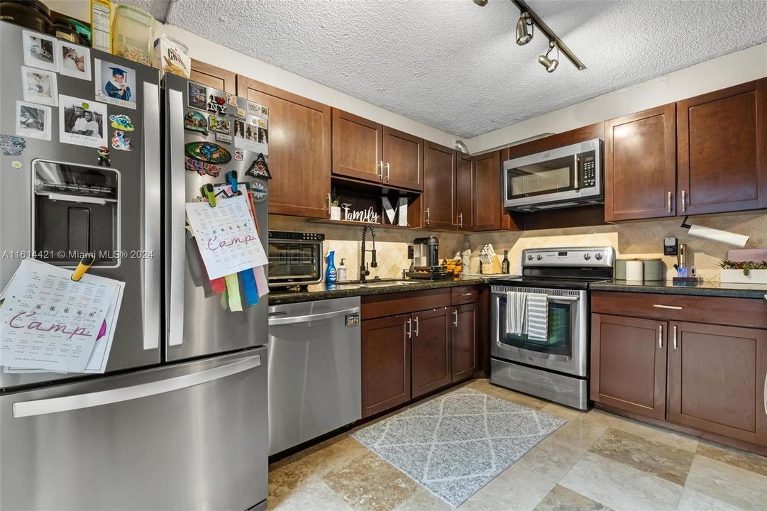 For Sale: $359,900 (2 beds, 2 baths, 1208 Square Feet)