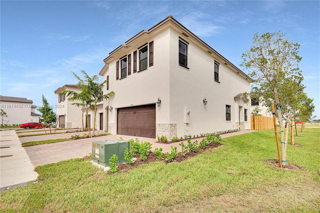 Active With Contract: $3,100 (3 beds, 2 baths, 1812 Square Feet)