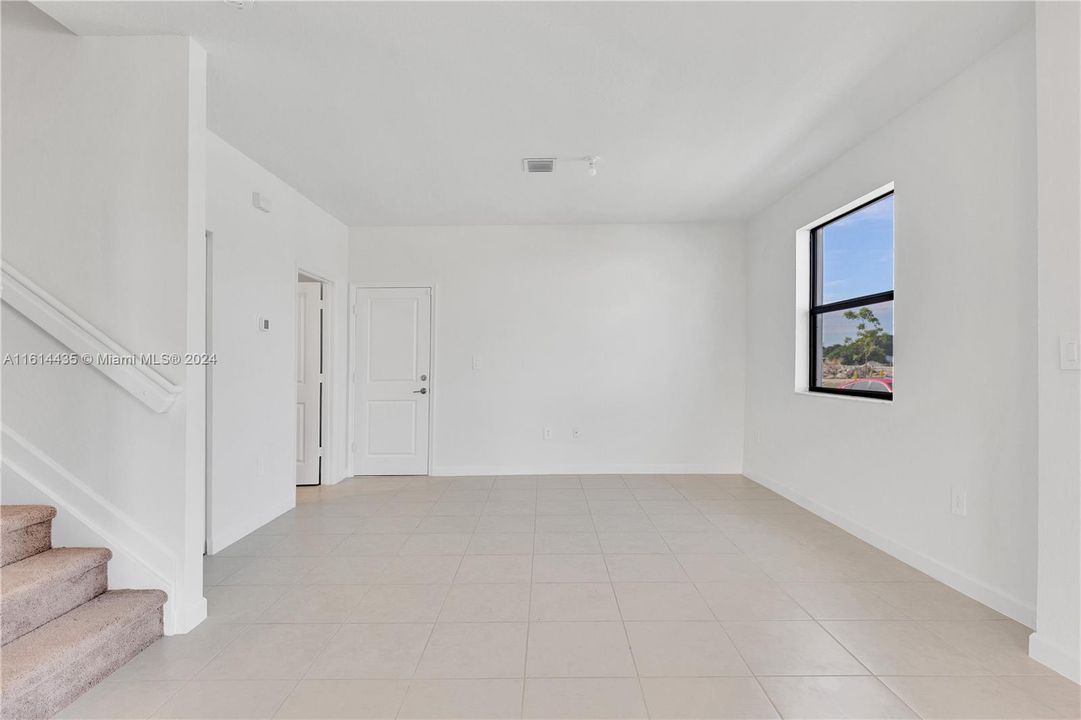 Active With Contract: $3,100 (3 beds, 2 baths, 1812 Square Feet)