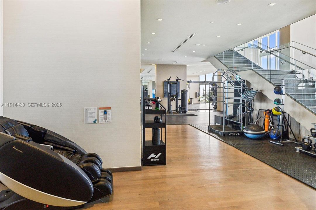 For Sale: $735,000 (1 beds, 1 baths, 844 Square Feet)