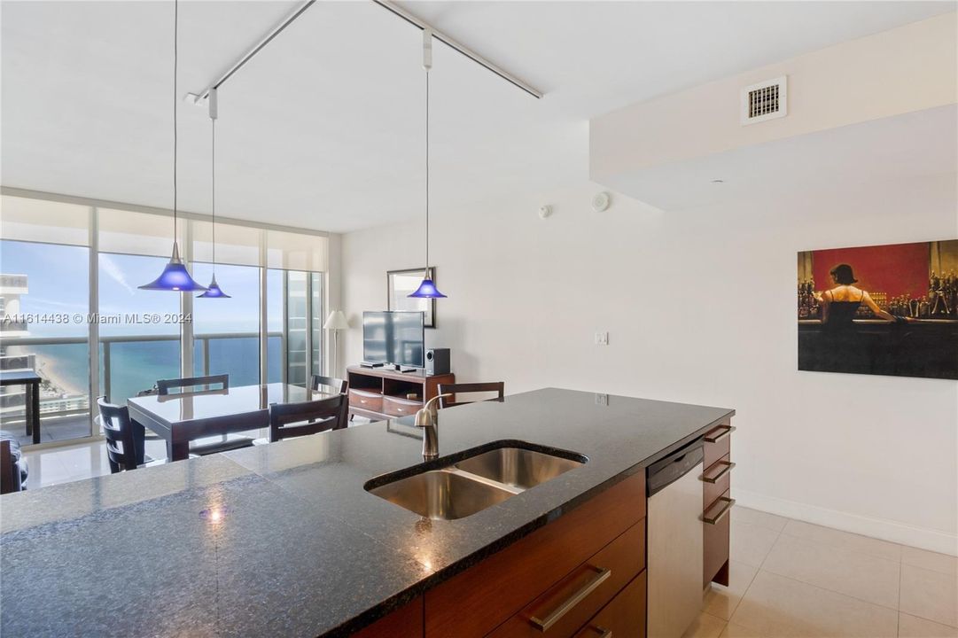 For Sale: $760,000 (1 beds, 1 baths, 844 Square Feet)