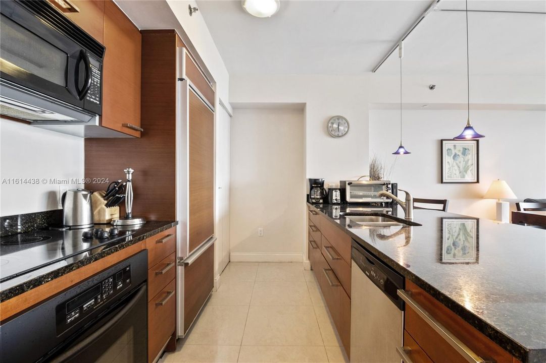 For Sale: $760,000 (1 beds, 1 baths, 844 Square Feet)