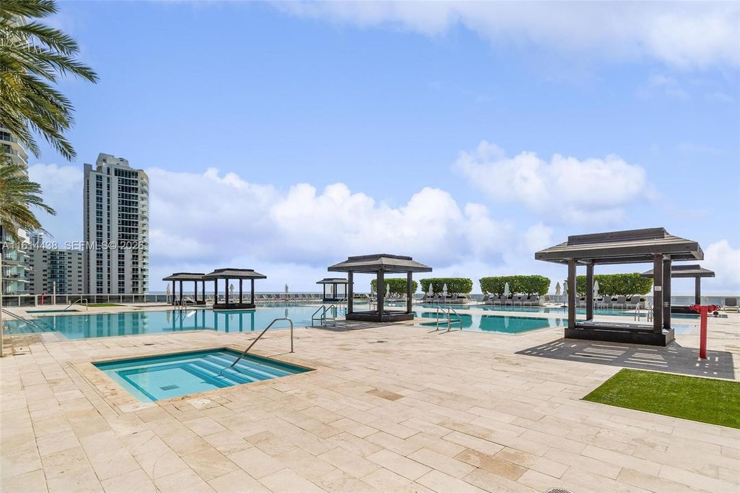 For Sale: $735,000 (1 beds, 1 baths, 844 Square Feet)