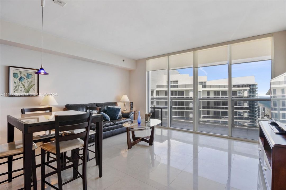 For Sale: $760,000 (1 beds, 1 baths, 844 Square Feet)