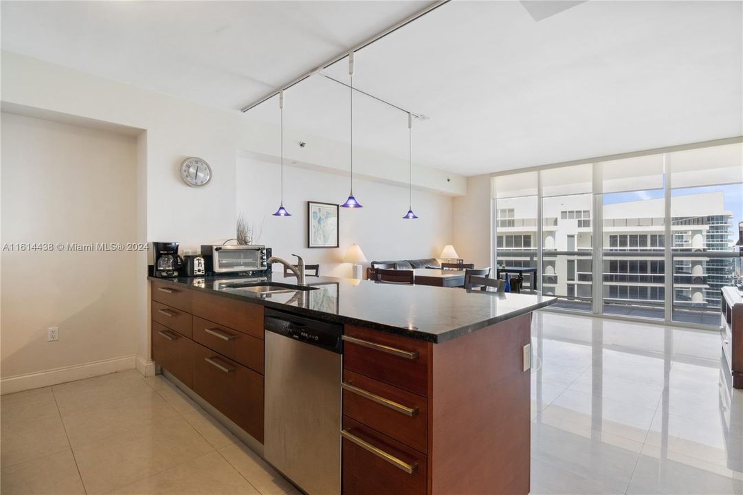 For Sale: $760,000 (1 beds, 1 baths, 844 Square Feet)