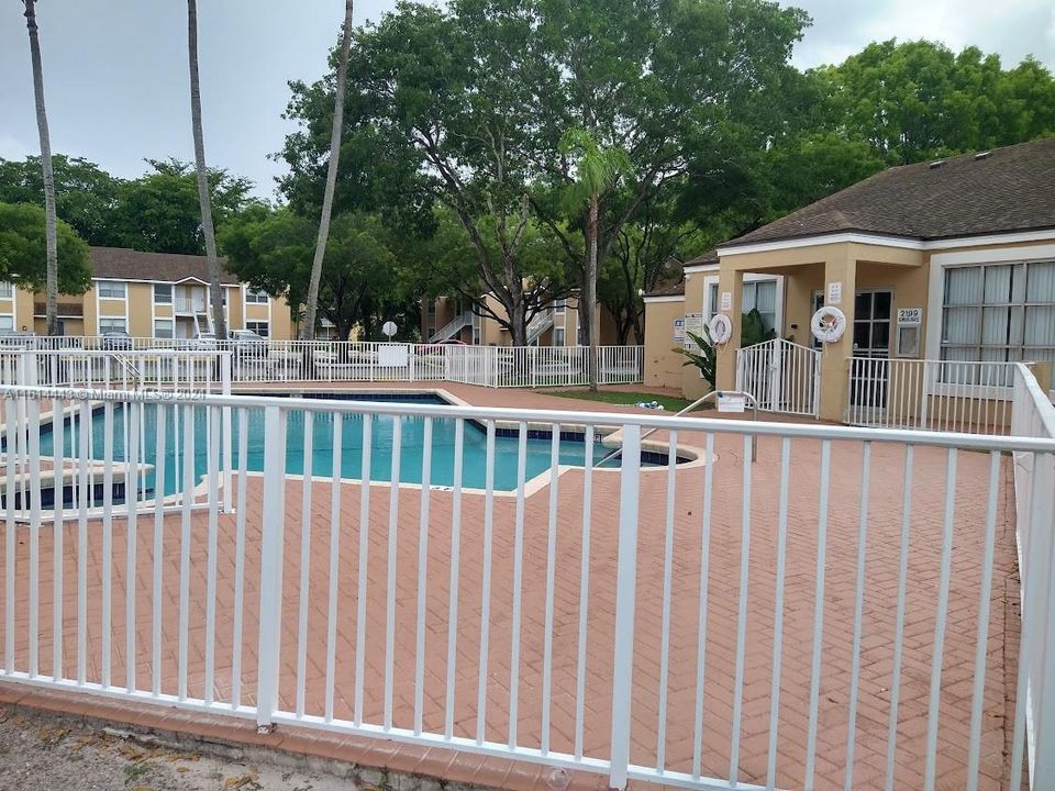 For Rent: $2,100 (2 beds, 2 baths, 1000 Square Feet)