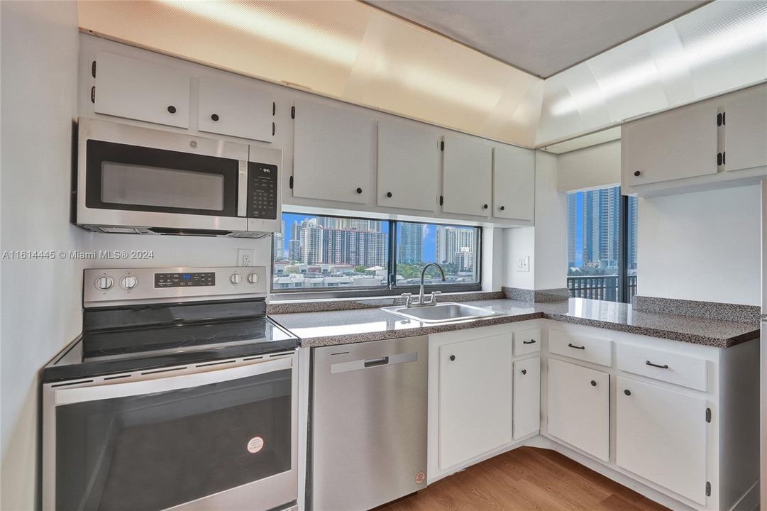 For Sale: $429,000 (2 beds, 2 baths, 1230 Square Feet)