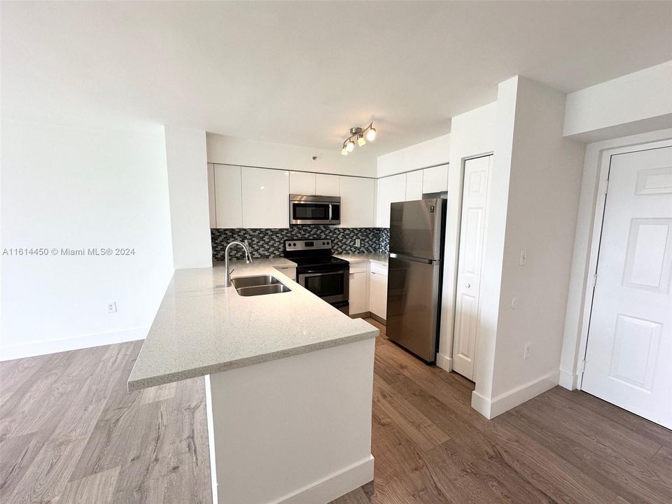 For Rent: $2,650 (2 beds, 1 baths, 818 Square Feet)