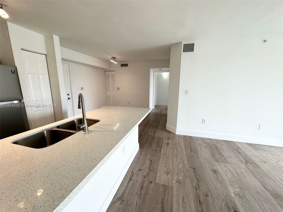 For Rent: $2,650 (2 beds, 1 baths, 818 Square Feet)