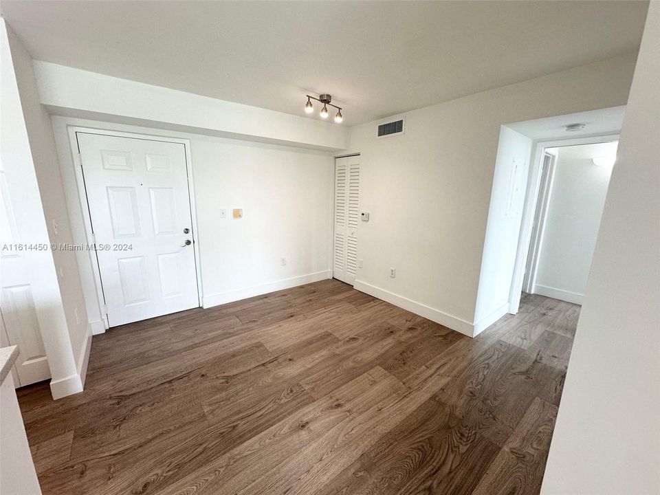 For Rent: $2,650 (2 beds, 1 baths, 818 Square Feet)