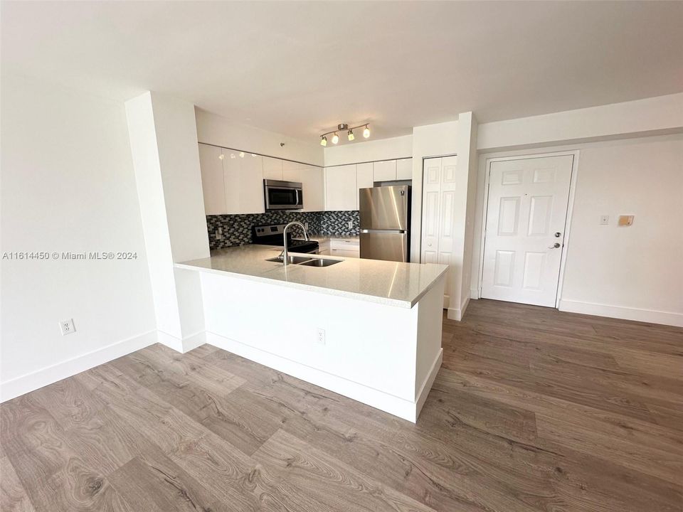 For Rent: $2,650 (2 beds, 1 baths, 818 Square Feet)