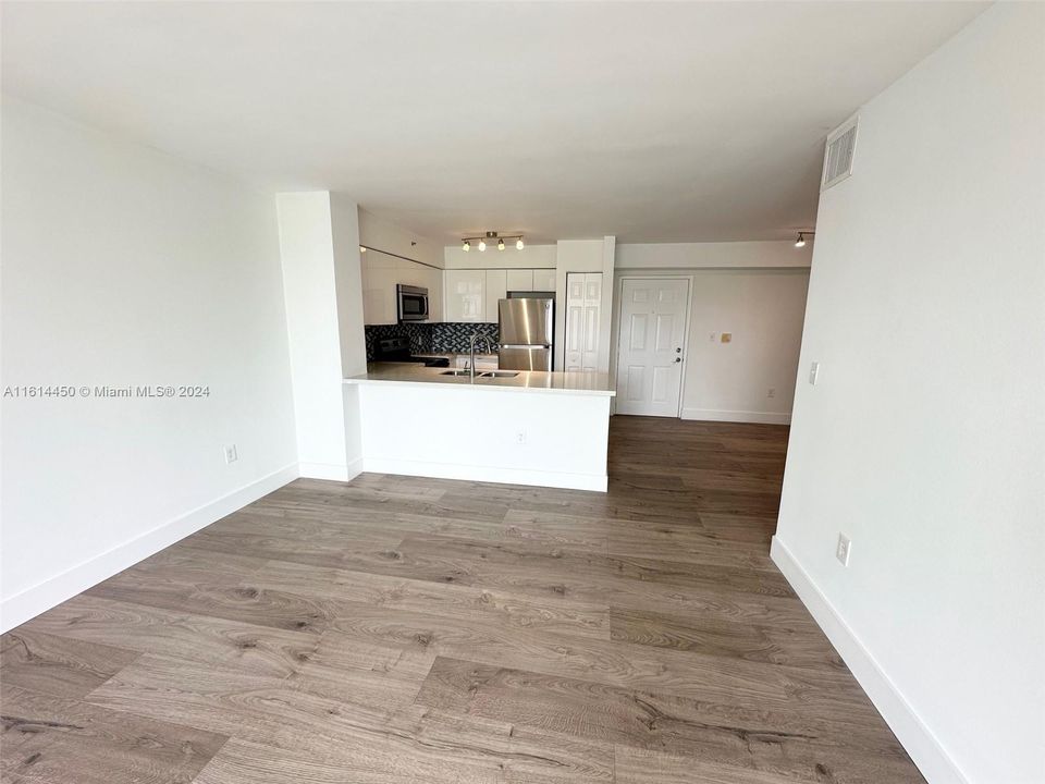 For Rent: $2,650 (2 beds, 1 baths, 818 Square Feet)