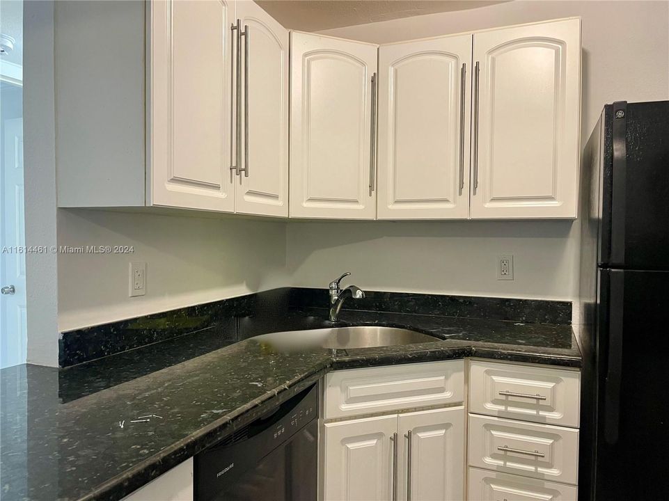 For Rent: $2,350 (1 beds, 1 baths, 766 Square Feet)