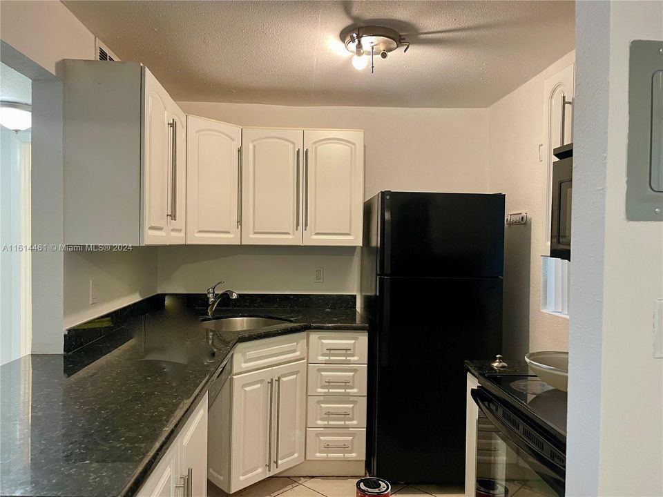 For Rent: $2,350 (1 beds, 1 baths, 766 Square Feet)