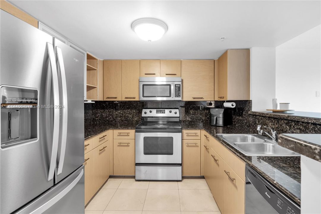 For Rent: $3,275 (2 beds, 2 baths, 1052 Square Feet)