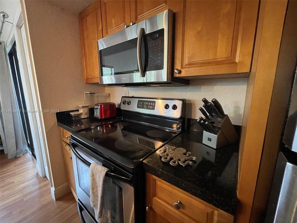 For Rent: $2,100 (1 beds, 1 baths, 651 Square Feet)