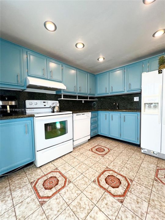 For Sale: $349,000 (2 beds, 2 baths, 1253 Square Feet)