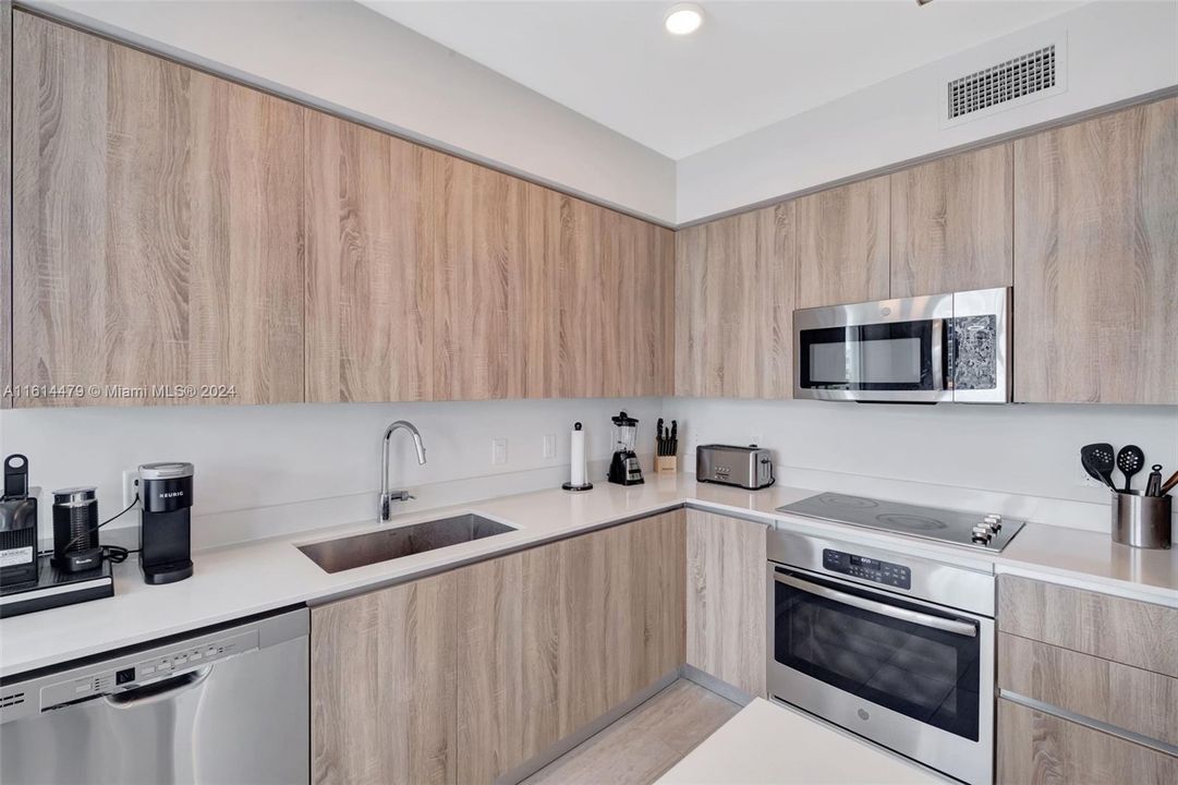 For Sale: $895,000 (2 beds, 2 baths, 1113 Square Feet)
