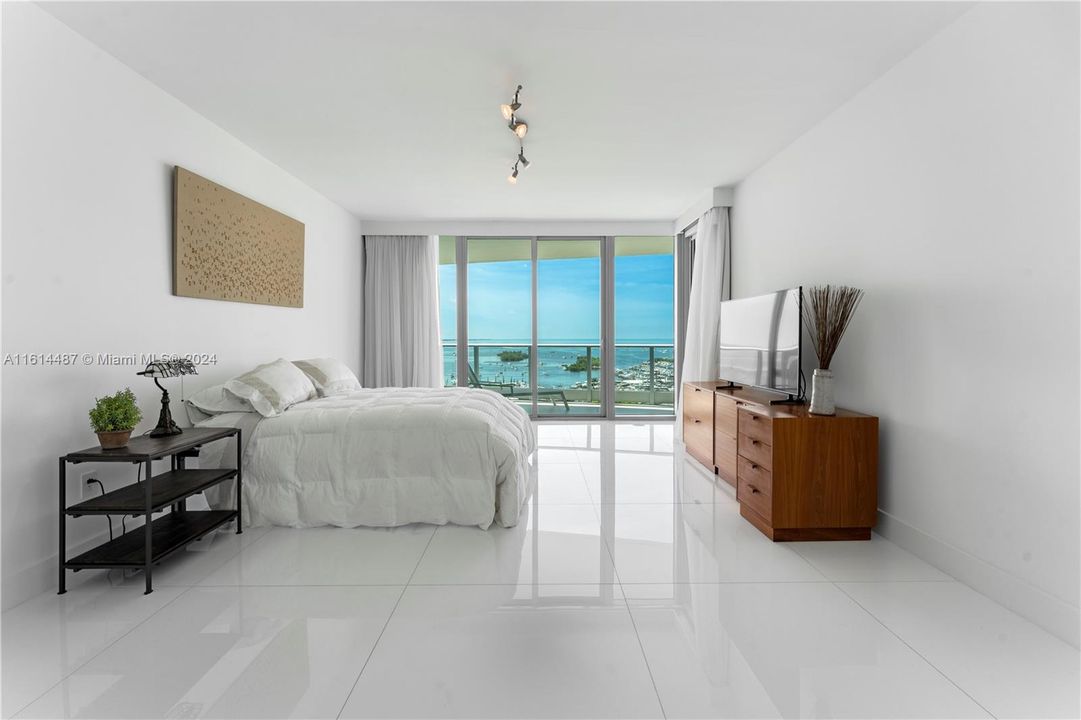 Active With Contract: $4,850,000 (3 beds, 3 baths, 2640 Square Feet)