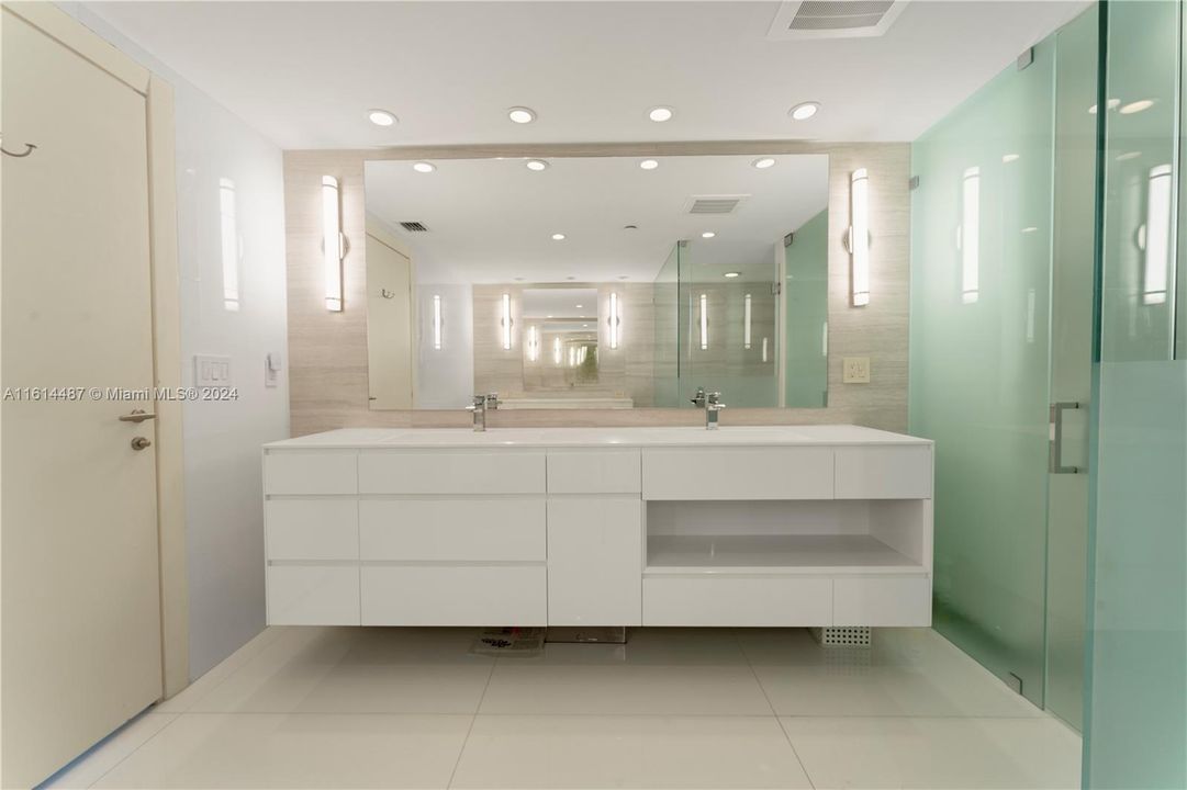 vanity primary bath