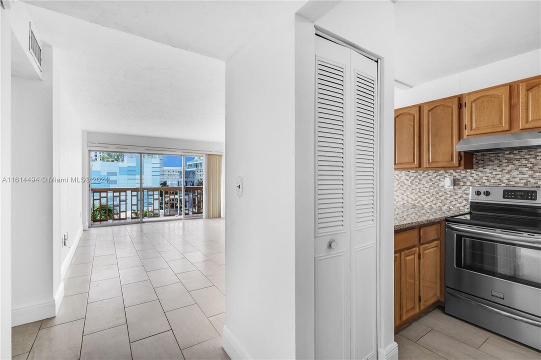 For Sale: $285,000 (1 beds, 1 baths, 728 Square Feet)