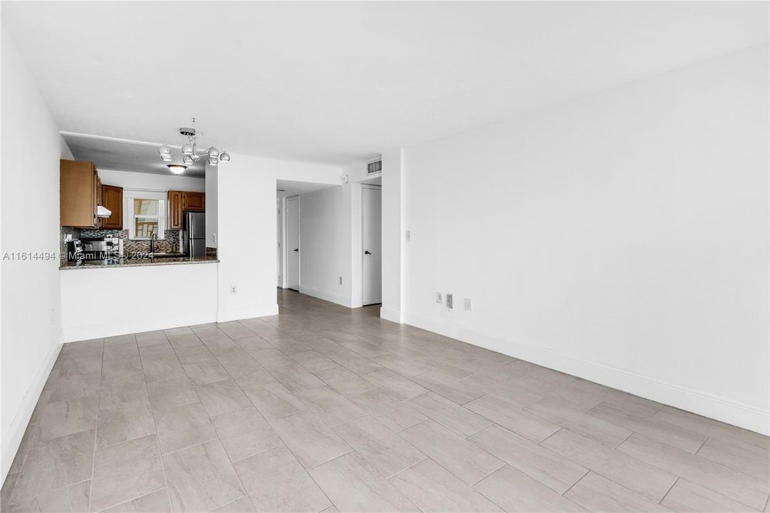 For Sale: $285,000 (1 beds, 1 baths, 728 Square Feet)