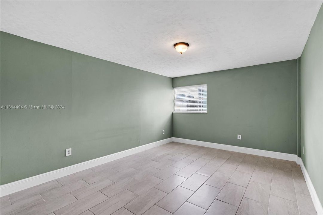 For Sale: $285,000 (1 beds, 1 baths, 728 Square Feet)