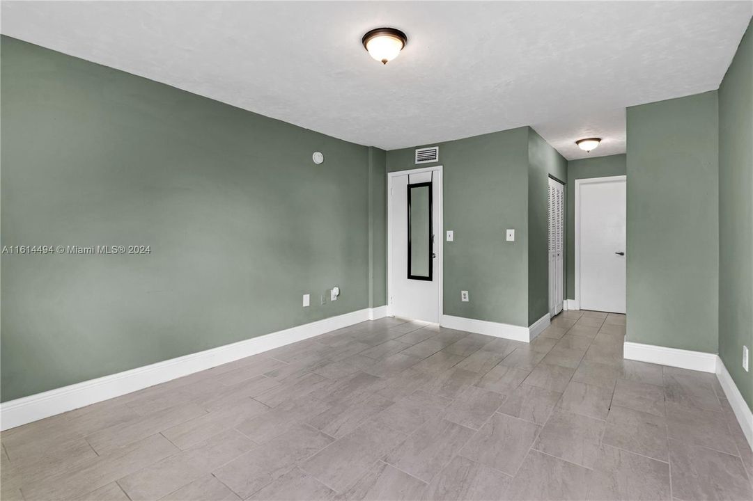 For Sale: $285,000 (1 beds, 1 baths, 728 Square Feet)