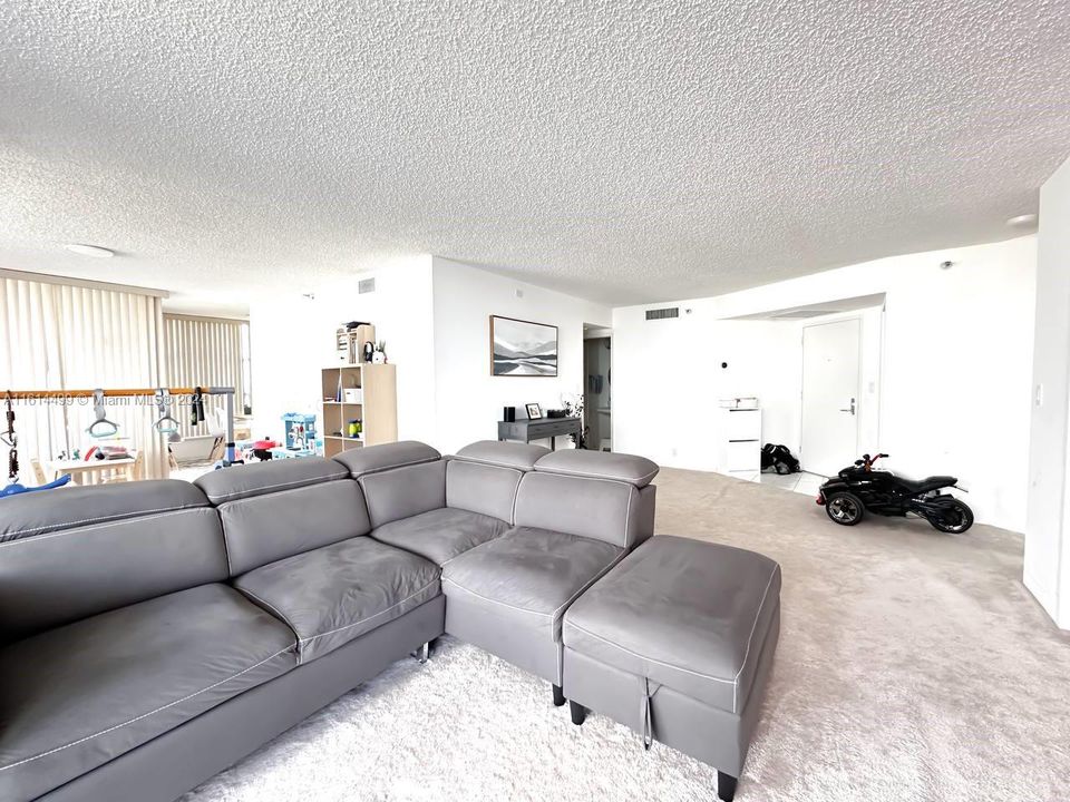 For Sale: $618,000 (2 beds, 2 baths, 1361 Square Feet)
