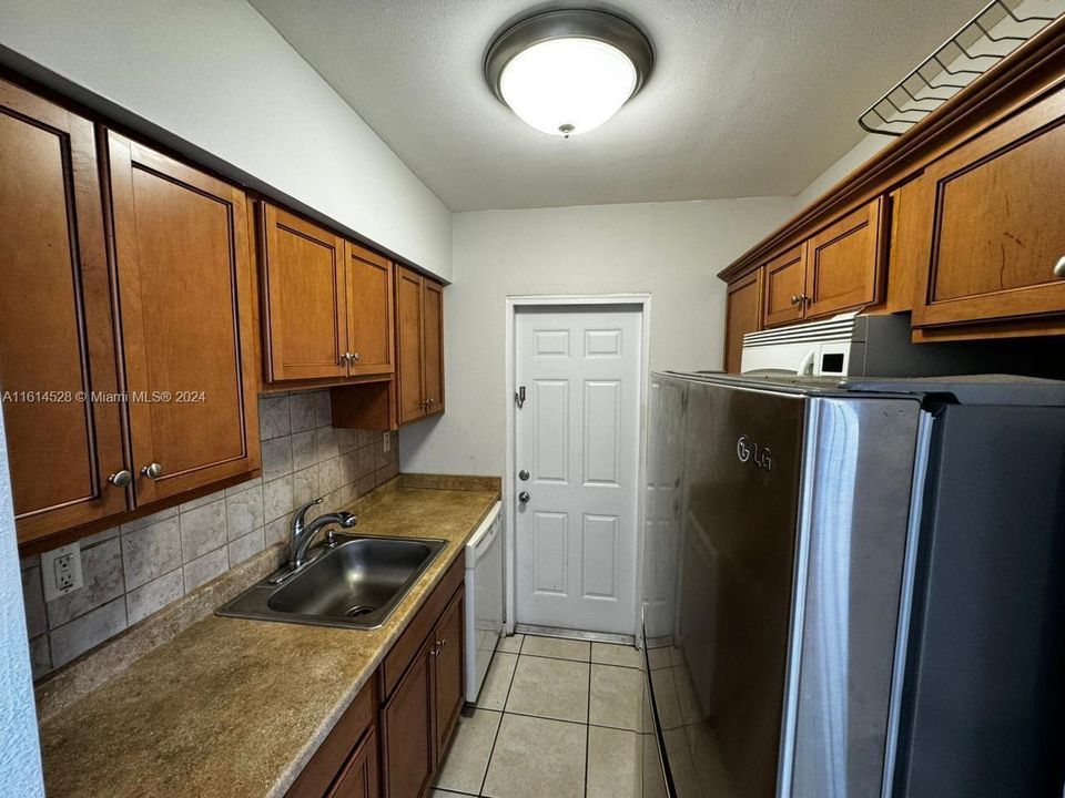 For Rent: $1,700 (0 beds, 1 baths, 406 Square Feet)