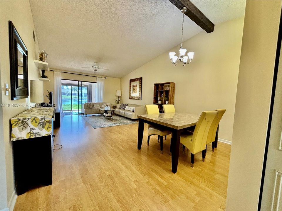 For Sale: $275,000 (2 beds, 2 baths, 1370 Square Feet)