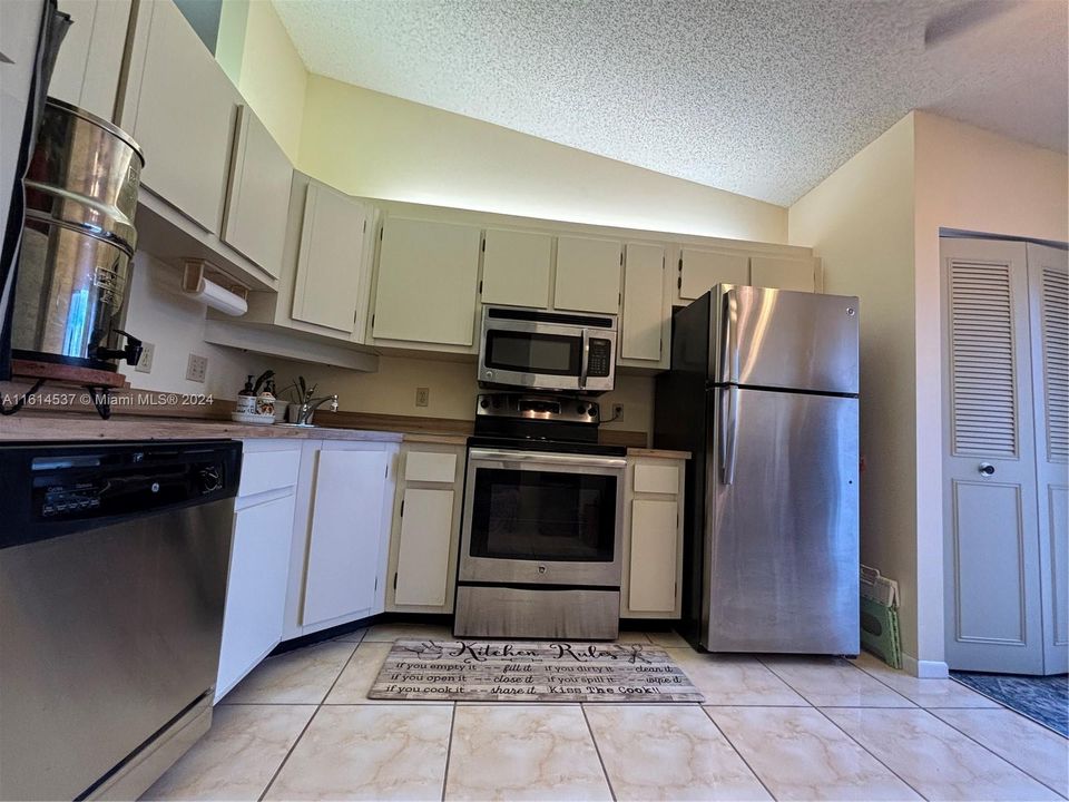 For Sale: $275,000 (2 beds, 2 baths, 1370 Square Feet)