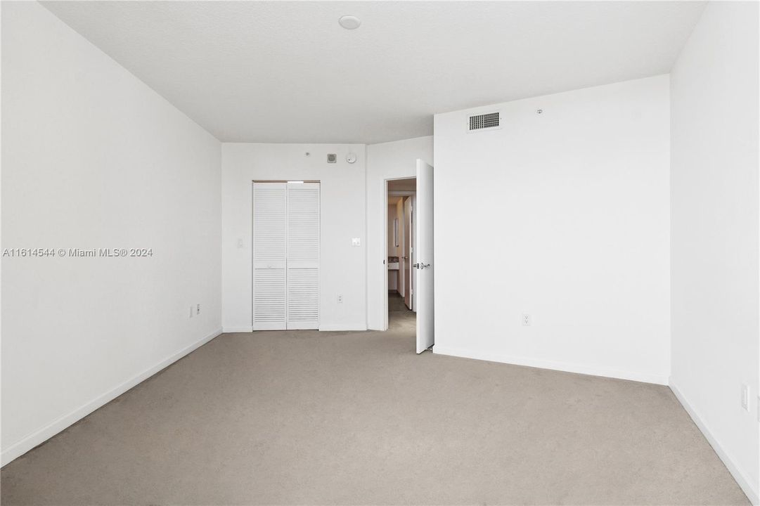 For Sale: $370,000 (1 beds, 1 baths, 860 Square Feet)